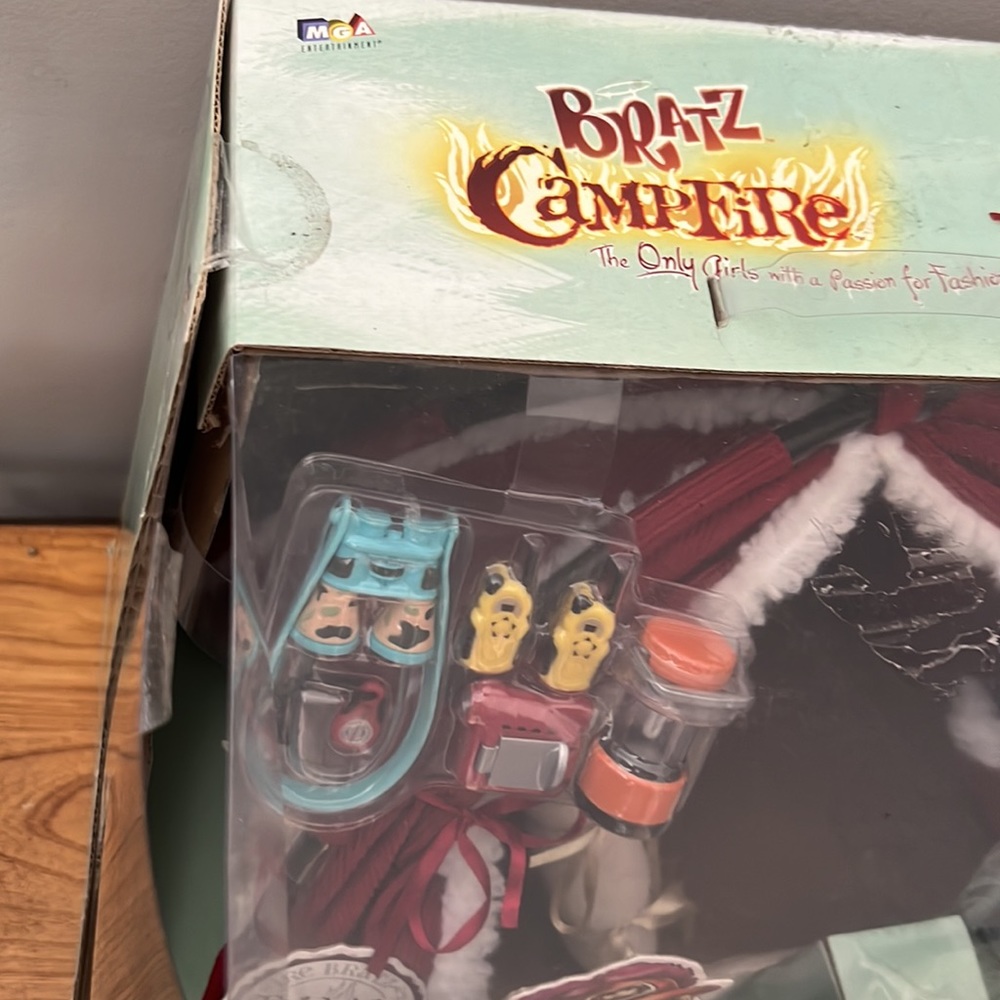NRFB Bratz Campfire Tent Set Playset - Picture 5 of 11